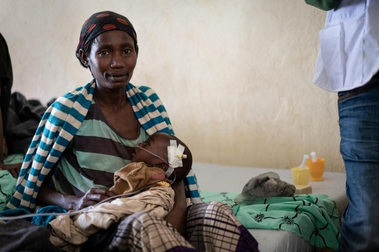 Un enfant de 8 mois dans les bras de sa mère. Il souffre de malnutrition sévère et est pris en charge par les équipes de Médecins Sans Frontières à l'hôpital de Gedeb. Éthiopie. 2018.