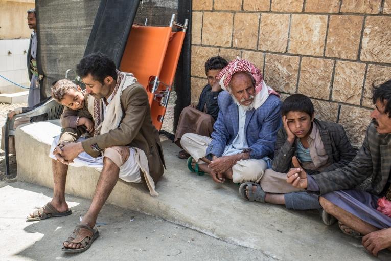 Des Yéménites attendent des membres de leur famille à l'entrée de l'hôpital MSF de Haydan. Yémen. Mars 2018.