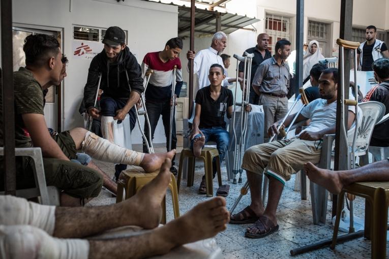 Des patients attendent d'être pris en charge dans un centre de soins post-opératoires MSF. 16 mai 2018. Gaza.