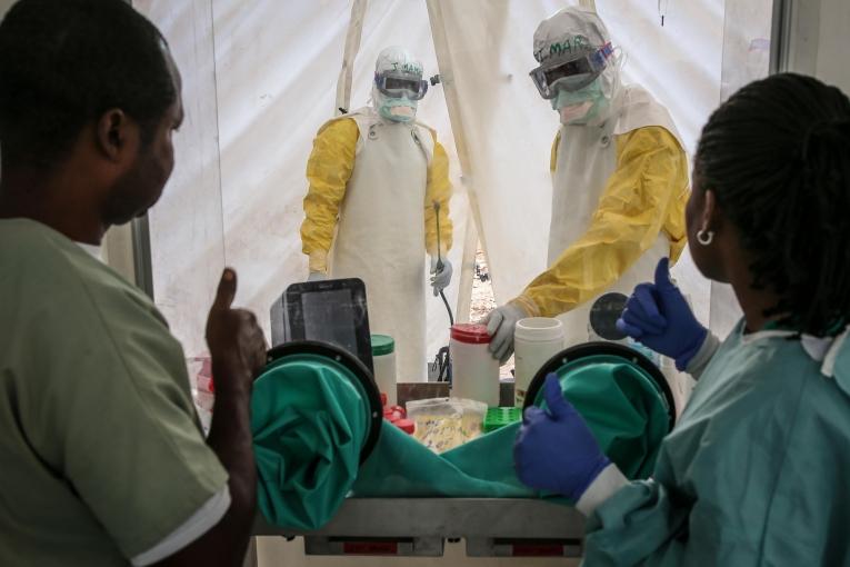 Équipes de Médecins Sans Frontières dans le centre de traitement d'Ebola à Mangina. République démocratique du Congo. 2018.