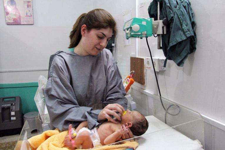 Le Dr. Khadija en consultation dans l'hôpital pour femmes de Peshawar. Pakistan. 2018.