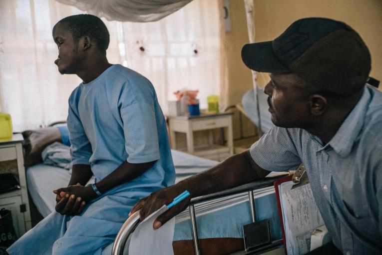 Bilya a 20 ans et il habite un petit village à proximité de la frontière avec le Niger. Il discute avec un infirmier MSF la veille de sa première opération chirurgicale. Nigeria. 2016. 