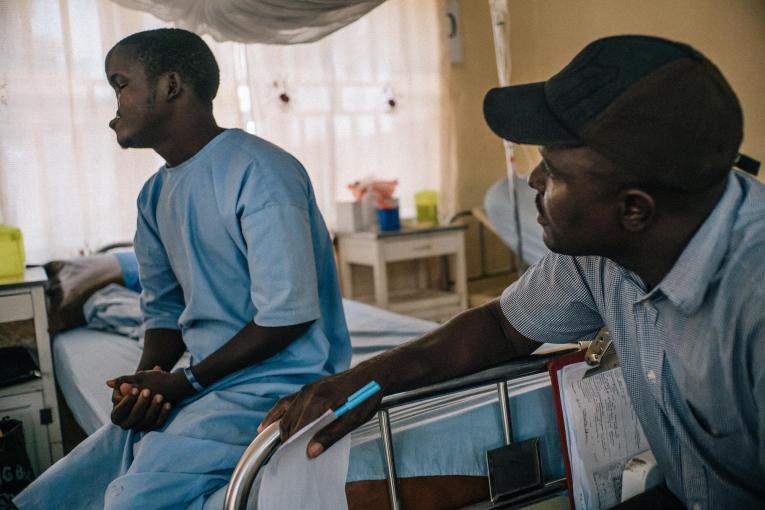 Bilya a 20 ans et il habite un petit village à proximité de la frontière avec le Niger. Il discute avec un infirmier MSF la veille de sa première opération chirurgicale. Nigeria. 2016.