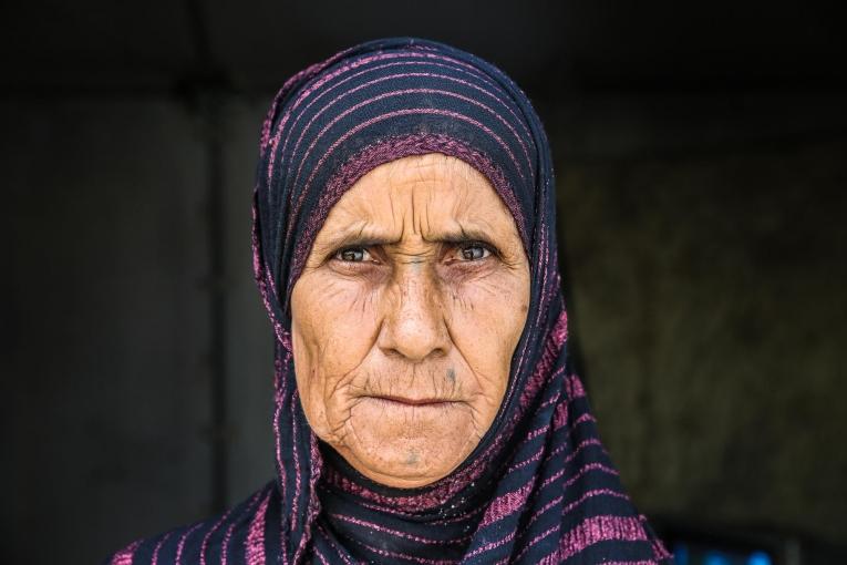 Rasmiyya a 63 ans. Elle habite seule dans le camp de déplacés de Amriya Falloujah depuis 2016. Elle a perdu quatre de ses sept enfants en 2004 lors du bombardement de sa maison dans la ville de Falloujah par l'armée américaine. Un autre de ses enfants est en prison depuis 2006. Irak. 2018.