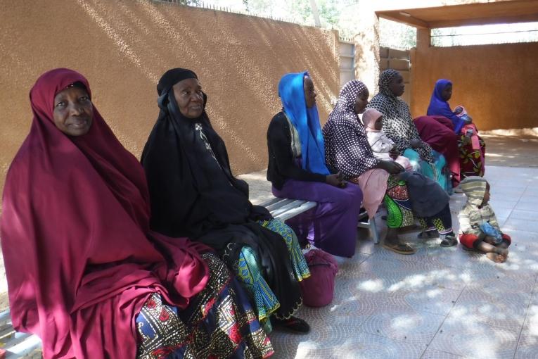 Des patients attendent leur consultation à la clinique du district de Wadata, à Niamey.