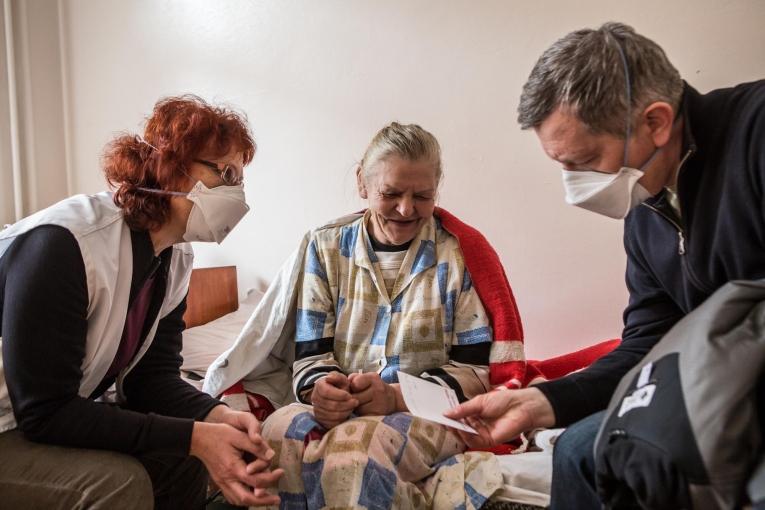 Halyna est atteinte de tuberculose multirésistante. Elle est en discussion avec une infirmière MSF au sujet de son traitement et de sa sortie prochaine de l'hôpital Jytomir. Ukraine. 2018.