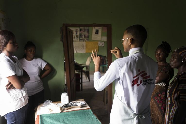 Le Dr. Mudama Onyedika Precious forme les équipes d'un centre de santé à la circoncision. Il travaille pour Médecins Sans Frontières et fait partie de l'équipe qui visite les centres de santé de la région à l'aide de clinique mobile. Nigeria. 2018.