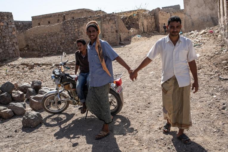 Deux hommes marchent dans la ville de Mawza. Décembre 2018. Yémen.