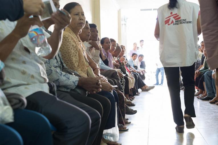 Des personnes attendent dans la clinique MSF de Phnom Penh spécialisée dans la prise en charge de l'hépatite C. 2017. Cambodge.