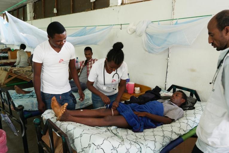 Les Dr. Nshimiyimana et Wossenu, accompagnés d'une travailleuse de santé lors de leur visite quotidienne des patients de la clinique d'Abdurafi. 2018. Éthiopie. 