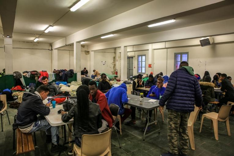 Chaque jour, 200 migrants et demandeurs d’asiles, dont des mineurs non accompagnés, sont accueillis dans le centre de transit de la ville de Bayonne. 2018.