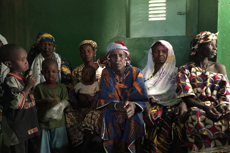 Des patients et des accompagnants dans une clinique installée par MSF à Diafarabé, une ville à l'ouest de Ténenkou. 2018. Mali.