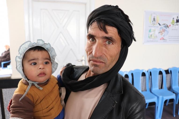 Abdul Jalil et son fils Ramin âgé de 9 mois, dans la clinique MSF d'Hérat. 2019. Afghanistan.  