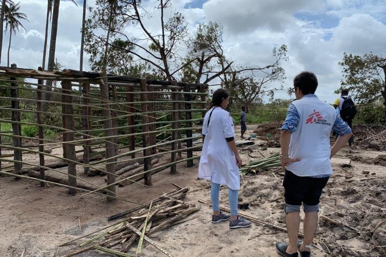 Alors que les eaux se retirent dans certaines zones autour de la ville de Beira, au Mozambique, la vie reprend lentement. Lors de cliniques mobiles en porte à porte, l'équipe de MSF a rencontré une famille qui construisait une nouvelle maison à partir de rien, leur ancienne maison ayant été complètement détruite. Des dizaines, voire des centaines de milliers de personnes dans les zones touchées par le cyclone et les inondations au Mozambique sont confrontées à cette situation.