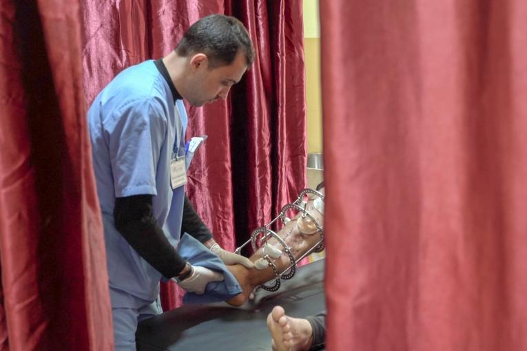 Nos équipes travaillent avec d'autres prestataires de santé afin de soigner les milliers de personnes blessées par balle par l'armée israélienne pendant les manifestations près de la barrière de sécurité séparant Israël de l'enclave. Les blessures sont complexes et graves, et nécessitent des traitements longs et variés. Aujourd'hui, les capacités pour réaliser des chirurgies reconstructives et soigner les infections sont insuffisantes, laissant des centaines de patients dans le besoin. ©Simon Rolin