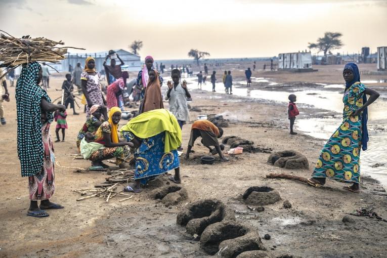 Des femmes préparent le repas dans le camp de déplacés de Pulka. 2018. Nigeria