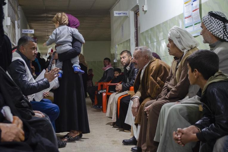 Un travailleur de santé MSF conduit une session d'information sur les maladies non transmissibles dans la salle d'attente du centre de santé d'Hawija. 2019. Irak.