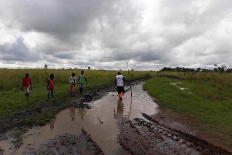 Dans le district de Nhampoca, les rivières sont sorties de leurs lits. Un mois après le passage du cyclone, les eaux n'avaient pas encore reflué. Mozambique. 2019.