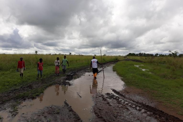 Dans le district de Nhampoca, les rivières sont sorties de leurs lits. Un mois après le passage du cyclone, les eaux n'avaient pas encore reflué. Mozambique. 2019.