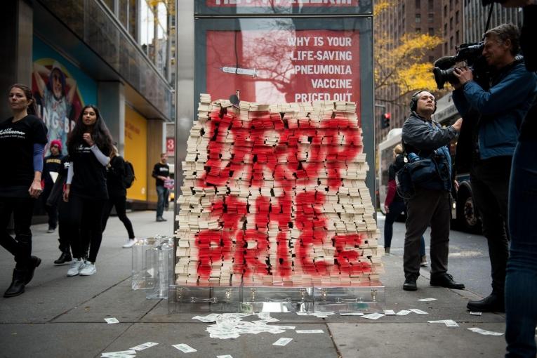 À New York, le 12 novembre 2015, à l'occasion de la Journée mondiale de la pneumonie, les volontaires de MSF ont remis plus de 17 millions de dollars en fausse monnaie - l'équivalent d'une journée de bénéfices tirés des vaccins contre la pneumonie pour Pfizer - au directeur général de Pfizer, Ian Read. Le même jour, MSF a lancé une pétition mondiale demandant à Pfizer et à GlaxoSmithKline (GSK) de réduire le prix du vaccin contre le pneumocoque à 5 dollars par enfant (pour les trois doses) dans les pays en