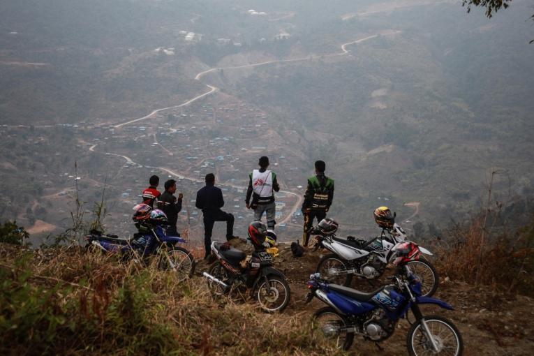 Des équipes MSF prennent une pause lors d'une clinique mobile, sur le chemin de Lahe. 2019. Myanmar. 