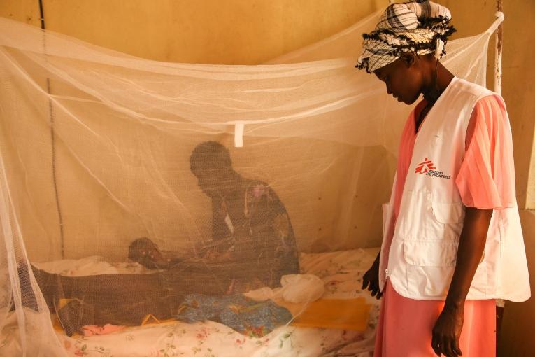 Elizabeth, traductrice médicale de MSF, se tient debout à côté du lit d’une jeune mère dans la maternité de l’hôpital MSF d’Ulang, au Soudan du Sud.