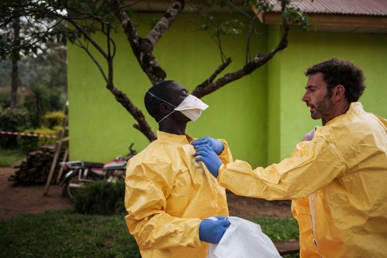 Un spécialiste MSF, explique comment revêtir un équipement personnel de protection de façon à être protégé du virus Ebola. 2018. République démocratique du Congo. 