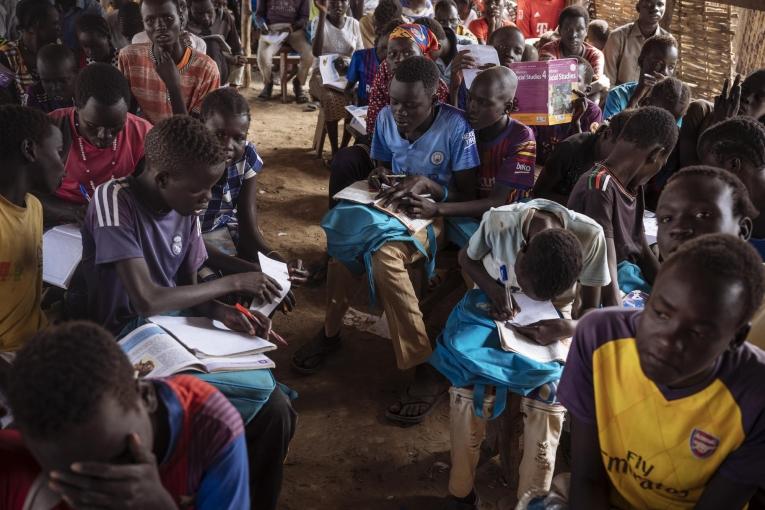 Des enfants dessinent pendant leur cours à l'école du site de protection des civils de Bentiu. 2018. Soudan du Sud. 