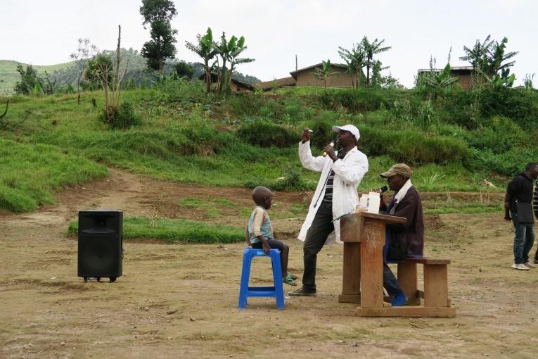 Des membres d'une troupe locale jouent une pièce de théâtre pour informer les populations sur la prévention et les soins relatifs aux maladies infectieuses. 2019. République démocratique du Congo.