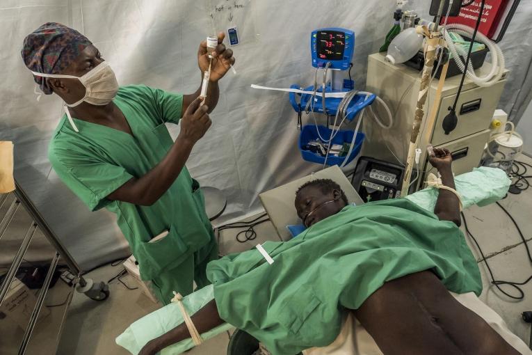 Sud Soudan, 2017 : dans le bloc opératoire construit et géré par MSF, un patient brûlé est en cours d’anesthésie. 