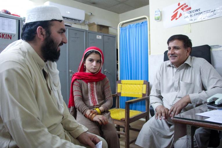 Un père et sa fille, tous deux atteints de leishmaniose cutanée, en consultation à l'hôpital Naseerullah Babar Khan de Peshawar. 2019. Pakistan.
