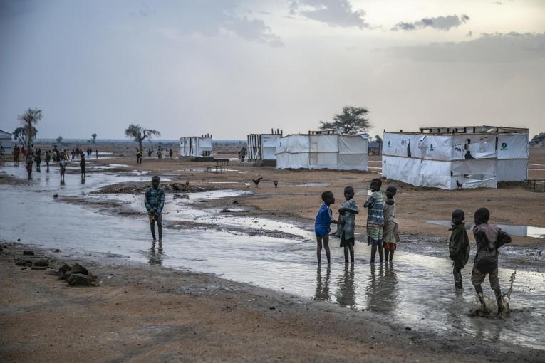 Desn enfants jouent dans la ville de Pulka, située dans l'État de Borno, à proximité de la frontière camerounaise. Nigeria. 2017.