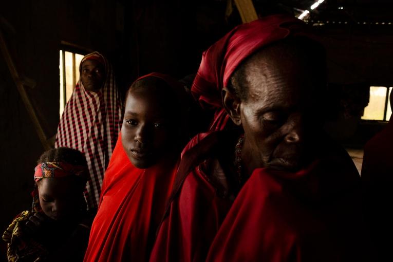 Une mère et sa fille dans le camp de personnes déplacées de la ville d'Anka. Nigeria. 2019.