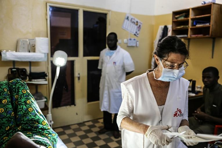 Nathalie Kornfein, infirmière MSF, fournit des soins à une patiente âgée de 76 ans, à l'Hôpital Universitaire du Point G à Bamako. La patiente vivait dans la région de Kayes mais a dû déménager à Bamako pour accéder aux soins oncologiques. Seuls les hôpitaux de la capitale en fournissent. Mali, le 4 septembre 2019.