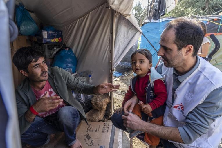 Christos Christou, le président international de MSF visite dans le camp se Moria sur l'île de Lesbos pour constater les conditions de vie des demandeurs d'asile bloqués sur ces îles grecques.