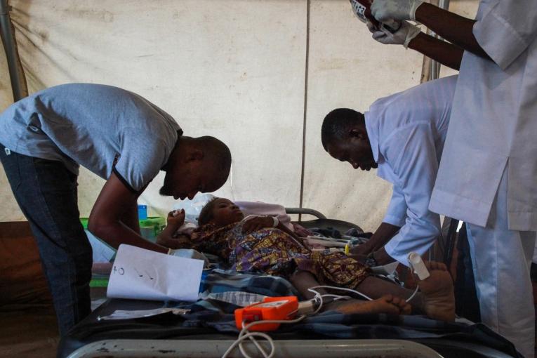 Une équipe médicale MSF effectue une transfusion sanguine sur un patient pris en charge pour paludisme dans la clinique MSF de Bama, au Nigeria, en décembre 2019.