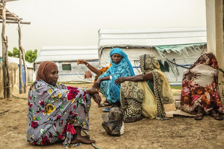 Des femmes attendent près du nouvel hôpital MSF, dans le camp de réfugiés d'Al Kashafa, dans l'État du Nil blanc, au Soudan.