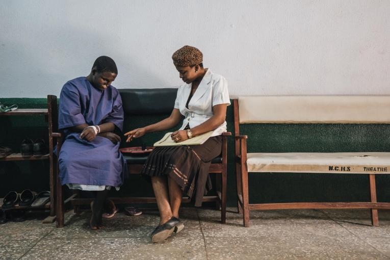 Bilya est un patient de l'hôpital de Sokoto, au Nigeria. Originaire d'un village à proximité de la frontière avec le Niger, il a été touché par le noma quand il avait un an et a été opéré pour la première fois à 20 ans. Nigeria. 2017.