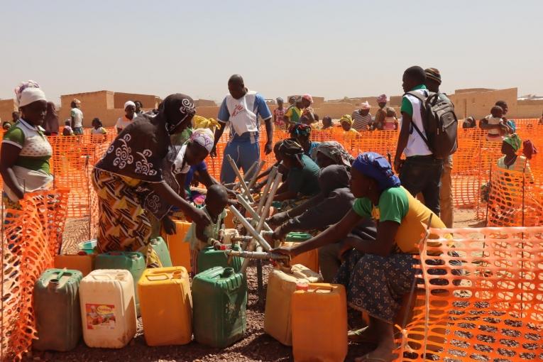 Distribution d'eau par les équipes MSF dans la ville de Titao. Février 2020. Burkina Faso.