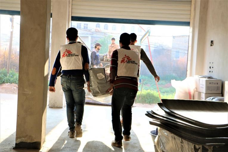 Les équipes MSF chargent le matériel pour la distribution dans le camp de Deir Hassan. Mars 2020. Syrie.