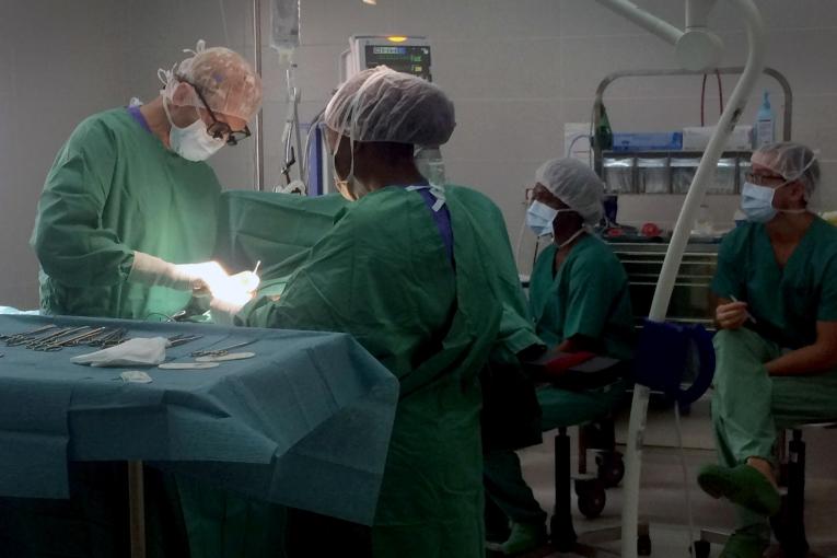 Des chirurgiens pédiatriques MSF pendant une opération.Le Bardnesville Junction Hospital est situé à Monrovia, la capitale du Liberia.