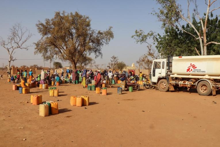 Une distribution d'eau à Djibo, dans le nord du Burkina Faso. 2020.