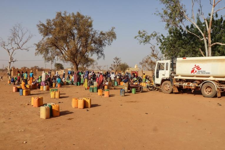 Une distribution d'eau à Djibo, dans le nord du Burkina Faso. 2020. 