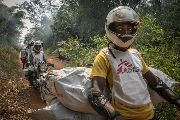 Des vaccins contre la rougeole sont acheminés à moto depuis Lisala jusqu'à Boso Manzi, dans la province de la Mongala, une région du nord de la RDC difficile d’accès et durement frappée par l’épidémie de rougeole. En février 2020, MSF y a déployé une équipe d’urgence pour mener une vaste intervention de vaccination et de prise en charge.