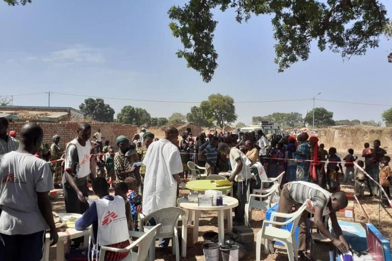 Une équipe MSF menant une vaccination contre la rougeole à Beboto, au Tchad, en février 2020.