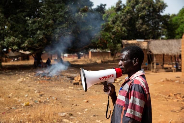 Un travailleur communautaire MSF annonce l'heure et le lieu d'une vaccination. République centrafricaine. 2020. 