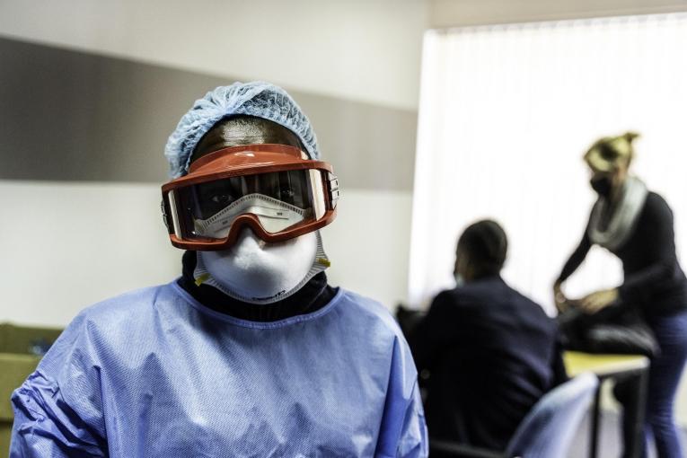 Un travailleur sanitaire doté d'un équipement de protection individuel lors d'une campagne de test massive du Covid-19 à Johannesburg, en Afrique du Sud, le 6 mai 2020.