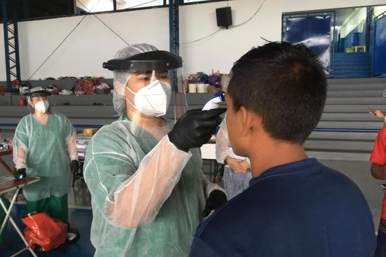 Un infirmier MSF lors d'une séance de dépistage dans la ville de Manaus. Brésil. Mai 2020.