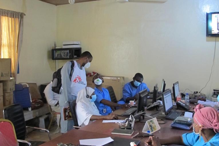 MSF soutient les équipes du ministère de la Santé Publique dans le centre d'appel du SAMU. Niamey. 2020.