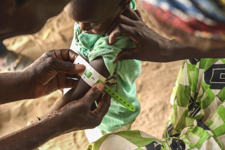Un membre des équipes MSF mesure le périmère brachial d'un enfant au Niger.